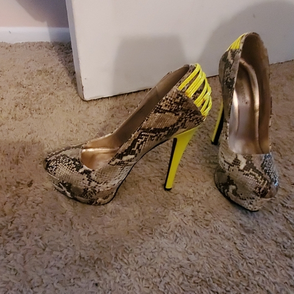 Shoe - Picture 2 of 3